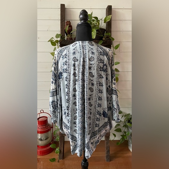 Kimchi Blue: 100% Rayon Blue Floral Mix Pattern Cardigan - Picture 11 of 17